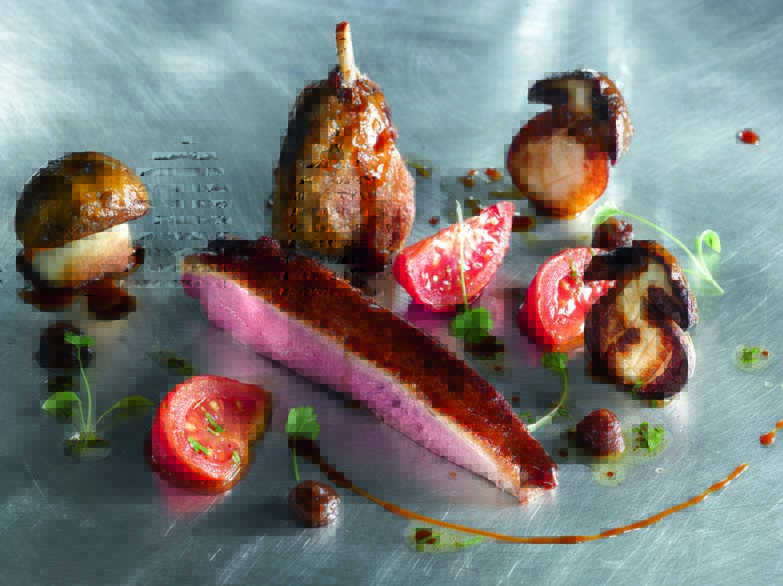 Magret de canard mulard Kriaxera poêlé cuisse confite longuement, cèpes, tomate et datte, un peu de vinaigrette à la coriandre fraîche