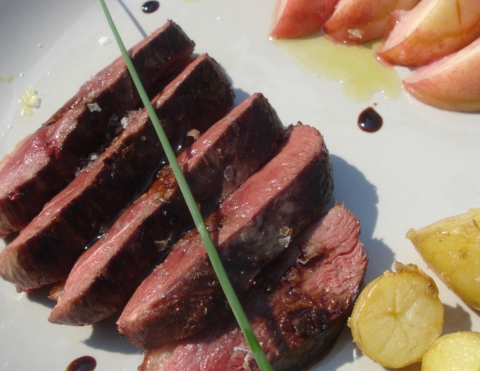 Magret de canard, poêlée de pêches et pommes de terre sautées