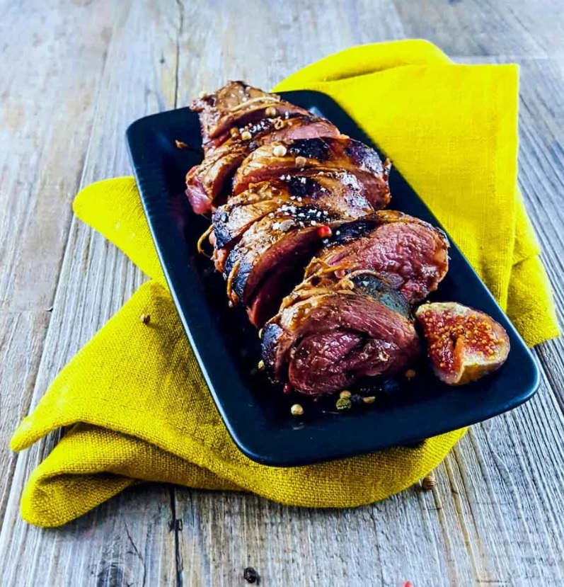 Magret de canard roulé à la figue et à l’oignon rouge