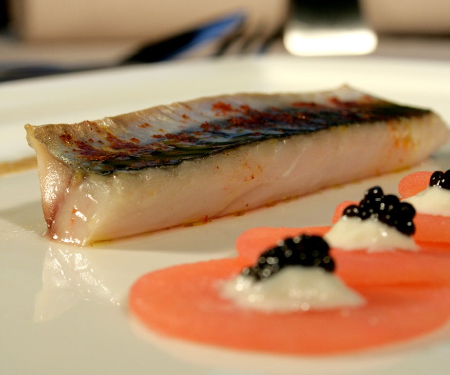 Maquereaux du bassin rôtis, pommes Roseval fumées au caviar d’Aquitaine