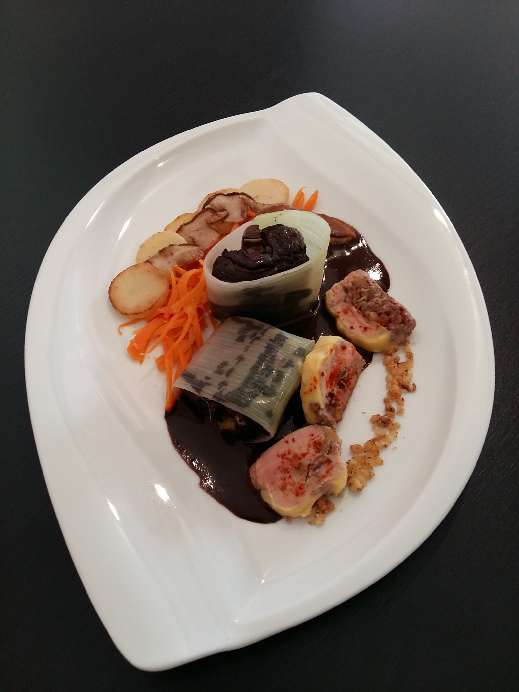 Matelote d’anguille au Pécharmant et poireaux truffés foie gras du Périgord aux noix et piment d’espelette