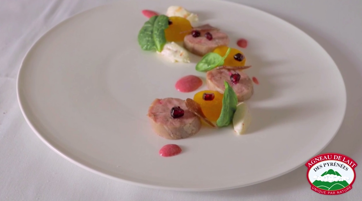 Médaillon d’Agneau de lait des Pyrénées et kakis frais, vinaigrette de grenade, greuil de brebis au piment béarnais