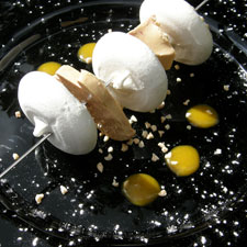 Meringue de foie gras du Périgord au poivre de Tasmanie, coulis de fruits exotiques