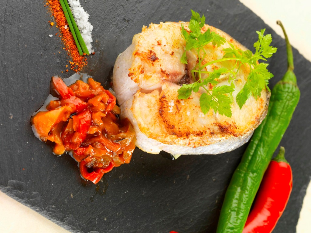 Merlu à la plancha, piments doux et son beurre fondu au piment d’Espelette