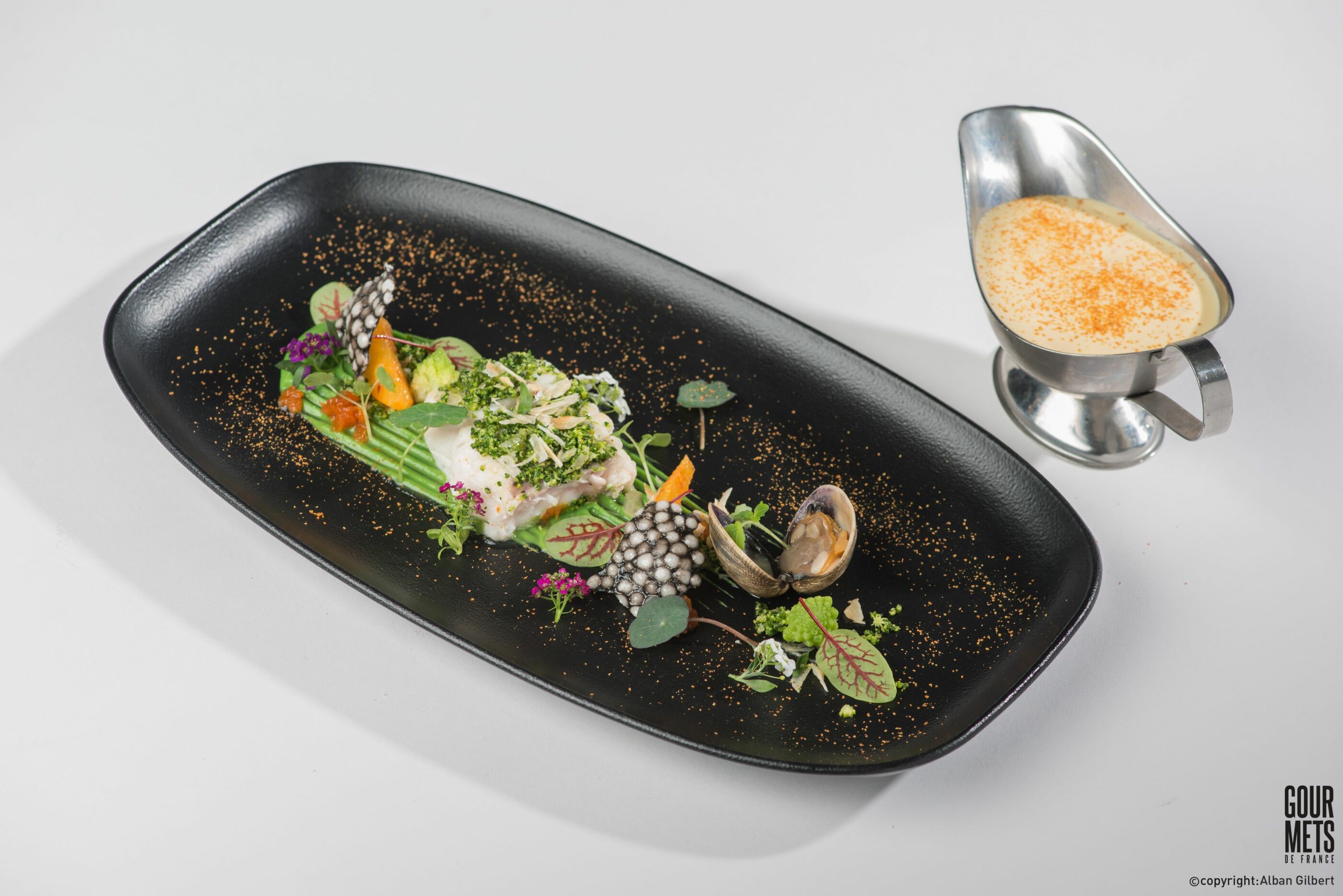 Merlu rôti, crémeux de brocolis à la noisette, palourdes de Galice, gel d’orange sanguine et sauce maltaise