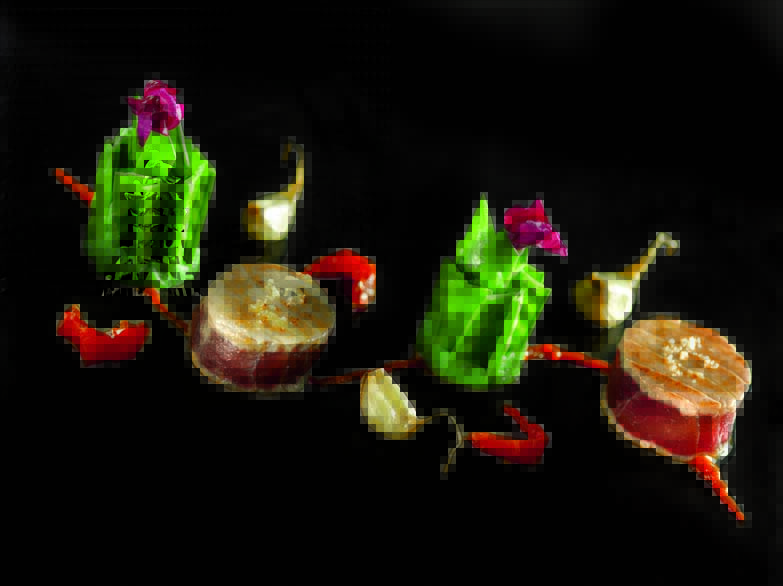 Mi-cuit de thon du Pays basque coulis de piquillos, charlottes de petits pois mange-tout