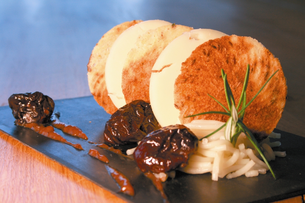 Mille-feuille de fromage Ossau-Iraty et pruneaux d’Agen
