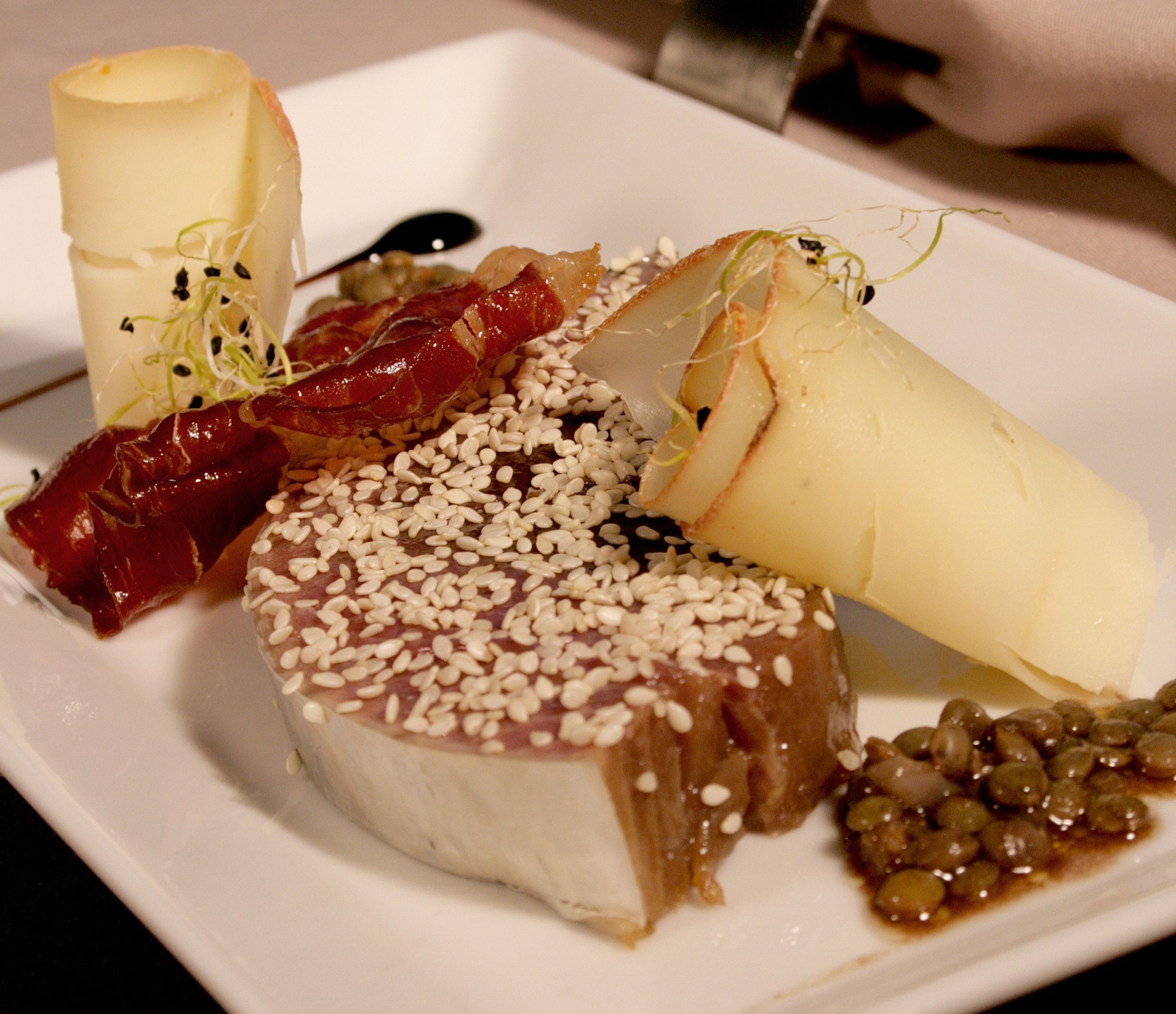 Minute de thon du golfe de Gascogne en croûte de sésame, croustilles de jambon de Bayonne et Ossau-Iraty