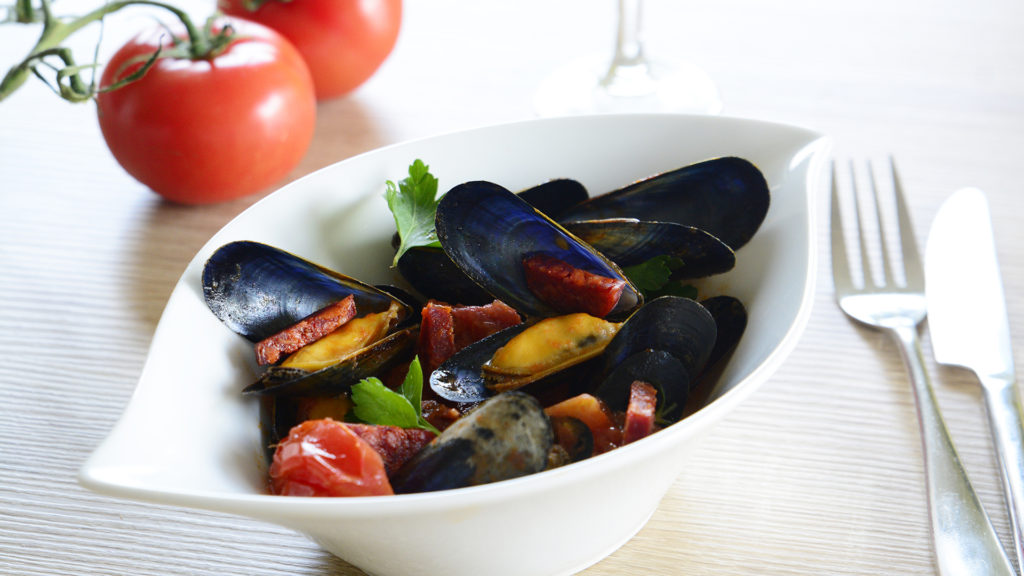 Moules au chorizo et tomates poêlées