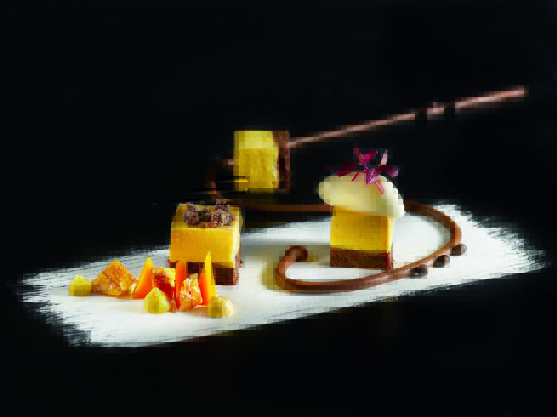 Mousse au giraumon brodé galeux d’Eysines sur sablé pressé au chocolat noir crémeux chocolat-réglisse et sorbet poire