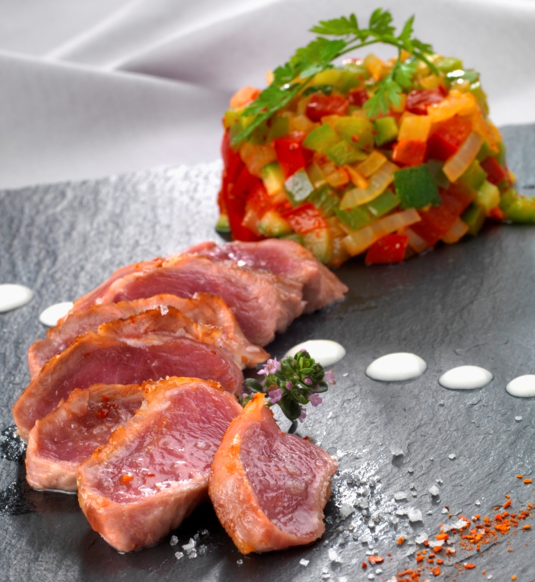 Noisettes d’agneau de lait des Pyrénées crème d’ail, ratatouille minute