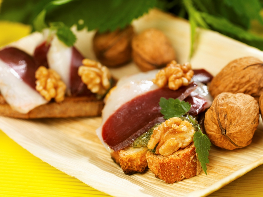 Pan pistou Noix du Périgord, orties et magret fumé