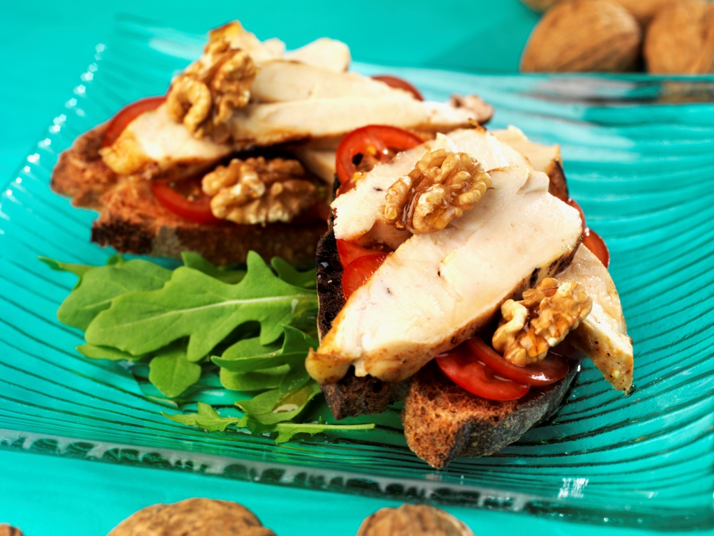 Pan tomate huile de noix et blancs de volaille du Périgord