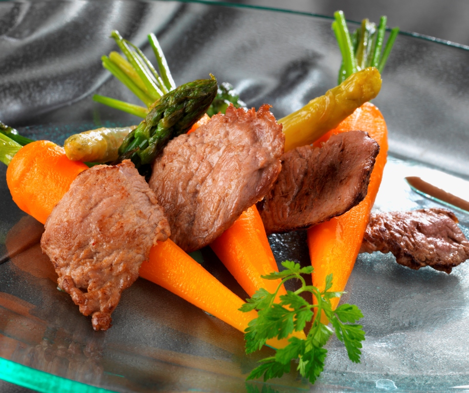 Piccatas d’agneau de lait des Pyrénées au jurançon, carottes et asperges glacées