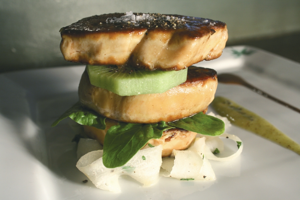 Piccatas de foie gras de canard du Sud-Ouest aux tagliatelles de radis noirs, sauce kiwi de l’Adour et cacao amer