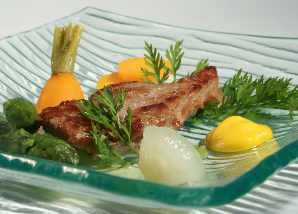 Piccatas de veau sous la mère au Sauternes, carottes, oignons et asperges caramélisées