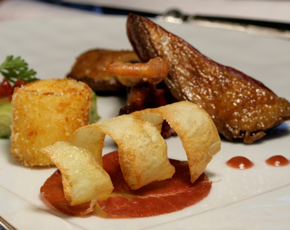 Pigeon rôti, compression de chou au Jambon de Bayonne, pomme de terre farçie