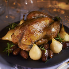 Pintade fermière de Gascogne farcie au pain d’épice et garnie de fruits d’hiver