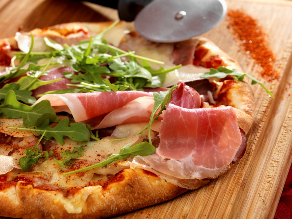 Pizza au Jambon de Bayonne, Ossau-Iraty, tomates de Marmande et roquette