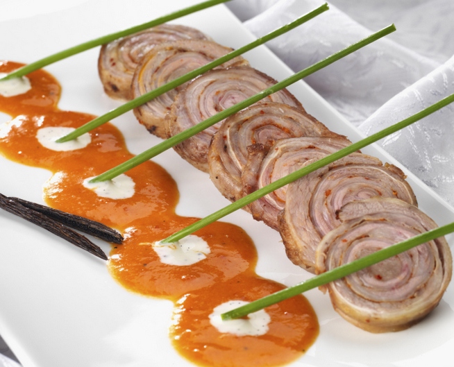 Poitrine d’agneau de lait des Pyrénées cuite à la plancha, Coulis de piquillos et crème vanille