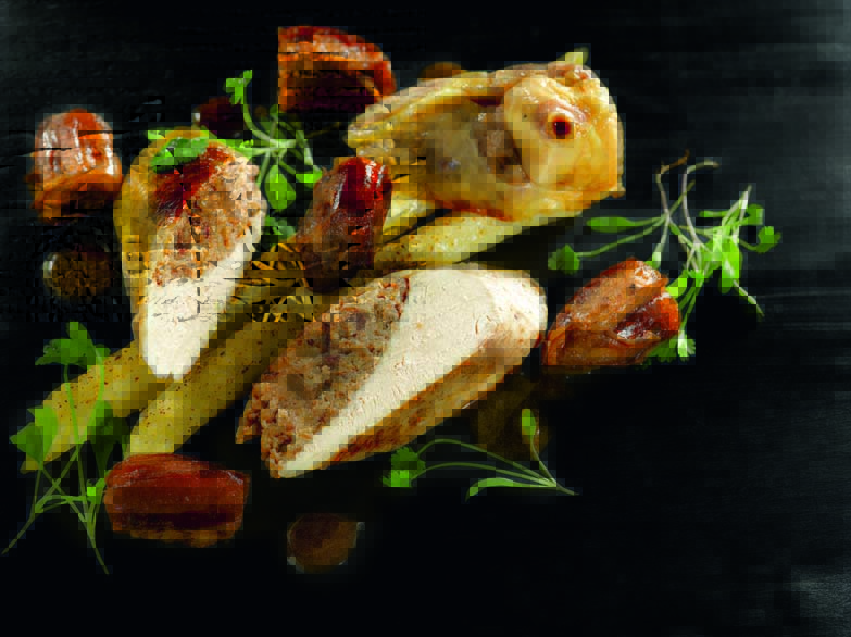 Poulet fermier du Périgord farci sous la peau noix, dattes et citron macéré, macaronis au comté