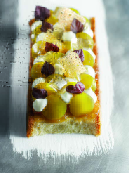 Prunes Reine-Claude ivres de vin blanc fromage blanc crémeux et tartine briochée