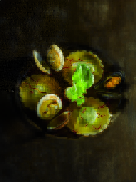 Ravioles de coquillages du bassin d’Arcachon en nage safranée, parfum de citronnelle et galanga