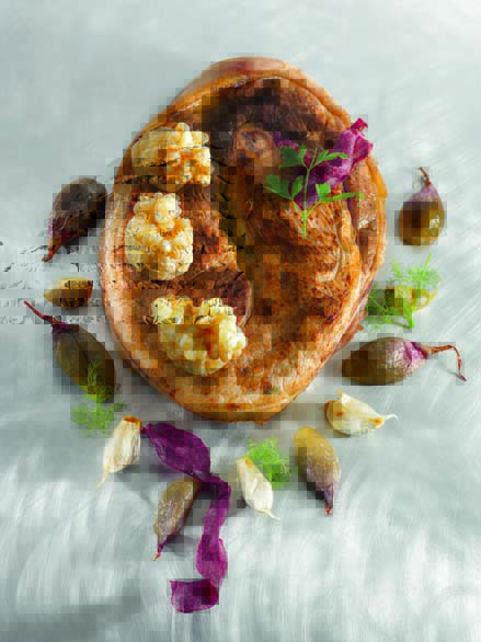 Rouelle de porc du Sud-Ouest façon grand-mère ail et échalote confits, bouchées de poires caramélisées aux épices