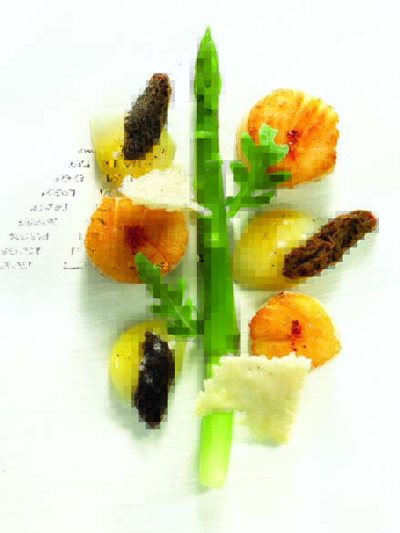 Saint-Jacques de plongée et piment d’Espelette, oeufs de cailles fumés, asperge verte, croquant d’Ossau et morilles