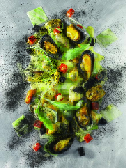 Soupe de moules de Bouchot au curry jaune et noir clin d’oeil au Stade Rochelais