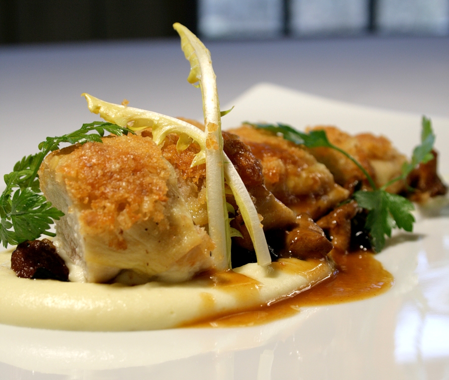 Suprême de volaille du Périgord en croûte de noix du Périgord, jus de noix et vin jaune