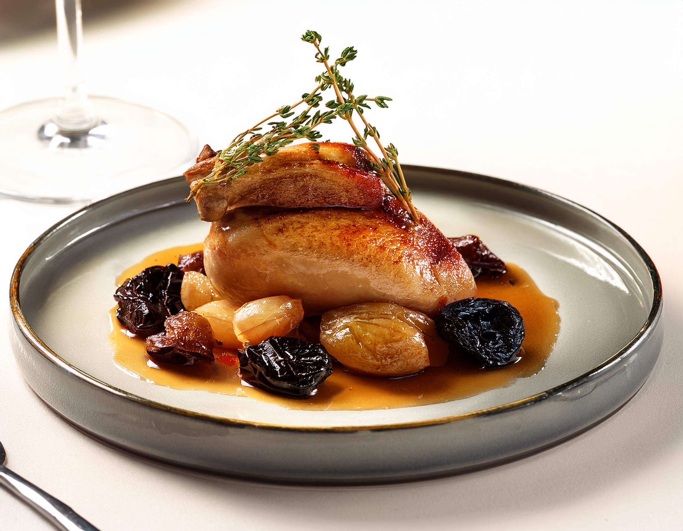 Suprêmes de poulet Gascogne IGP, foie gras, compotée d’oignons et pruneaux d’Agen au Floc de Gascogne