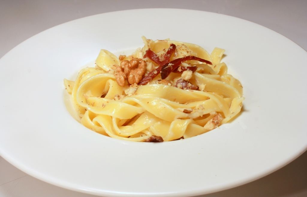 Tagliatelles à la crème de bleu, noix et magret séché du Sud-Ouest