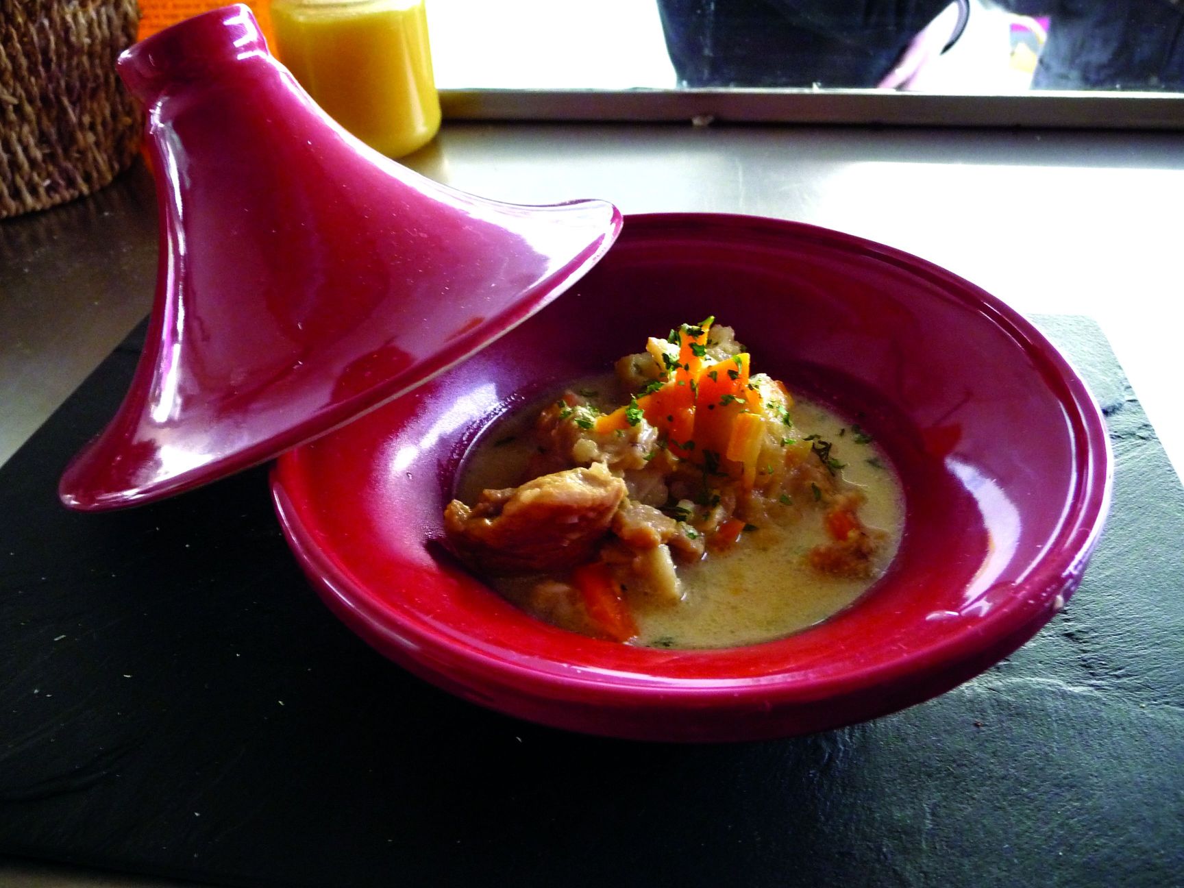 Tajine d’agneau au miel et aux amandes
