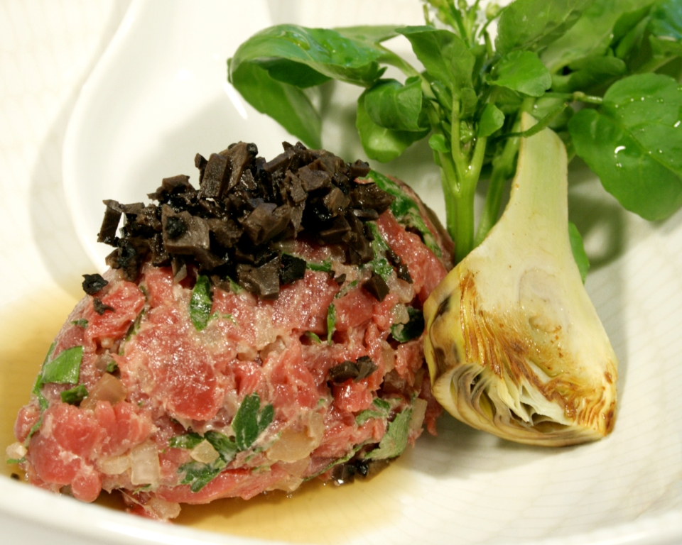 Tartare de boeuf blond d’Aquitaine truffé, consommé chaud à la pomme de terre brûlée