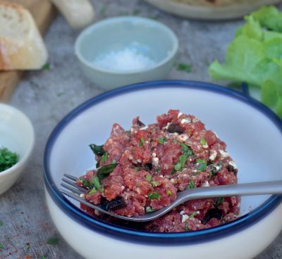 Tartare de Boeuf Limousin aux olives, herbes et feta