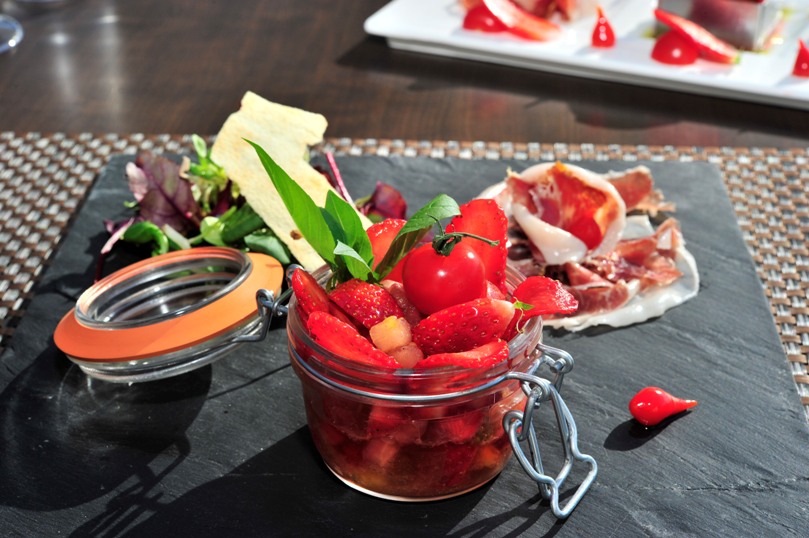 Tartare de fraises Ciflorette et Gariguette Label Rouge et tomates au basilic