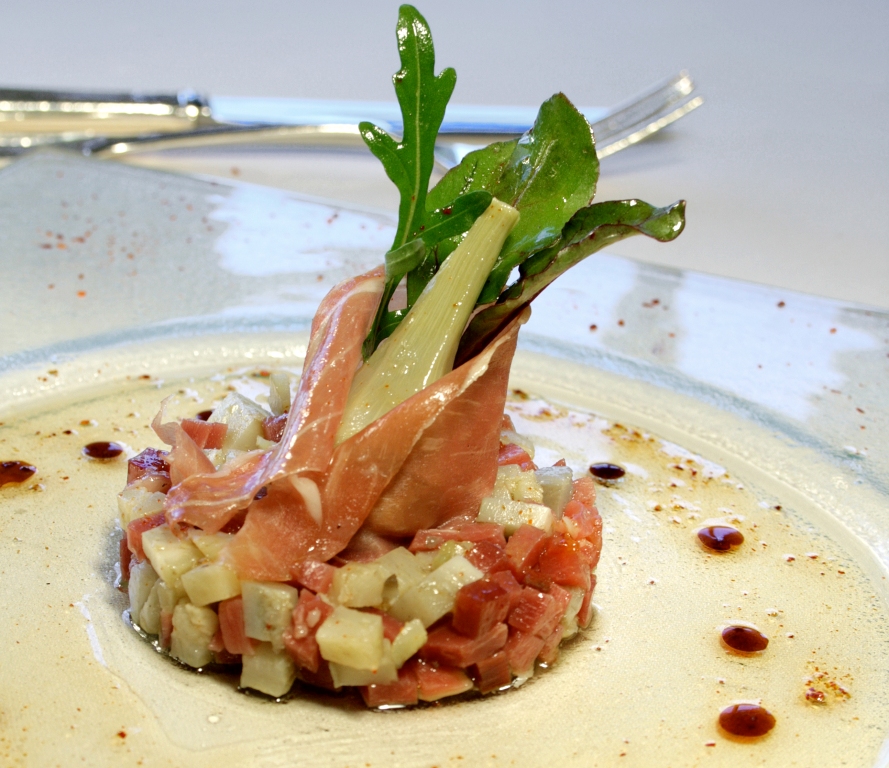 Tartare de jambon de Bayonne et artichauts à l’huile de piment d’Espelette