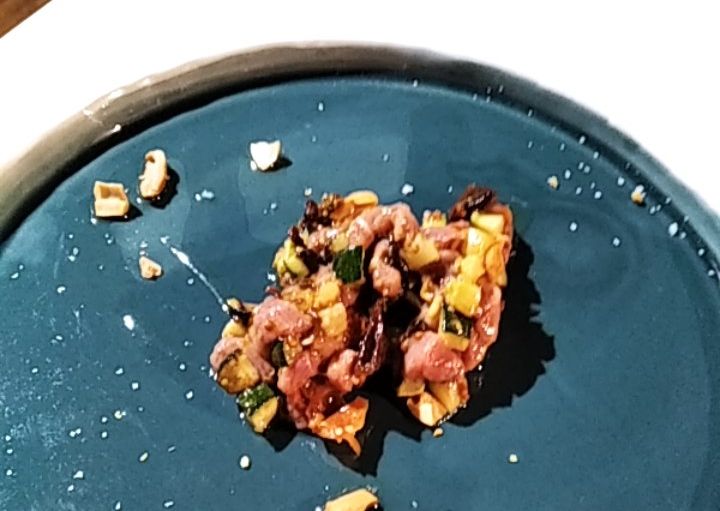 Tartare de magret de canard du Sud-Ouest et pruneaux d’Agen infusés au thé rouge