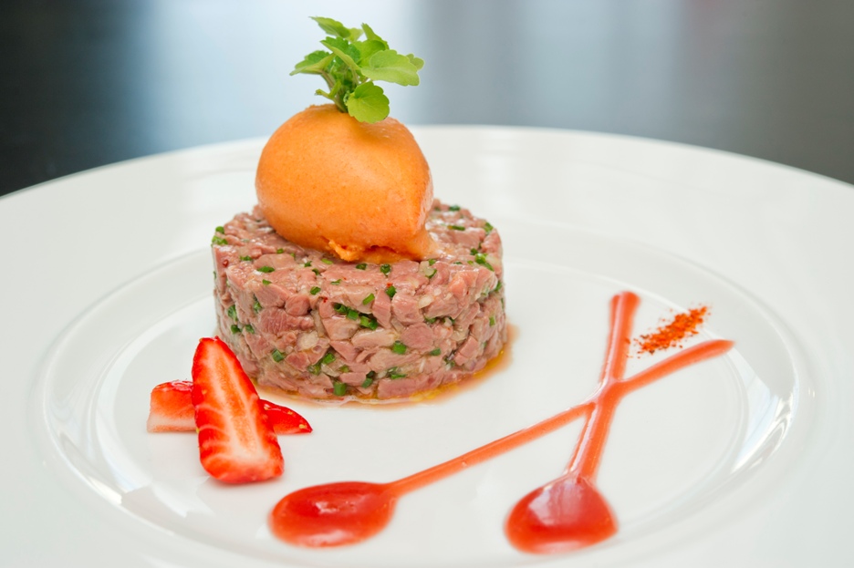 Tartare de magret de canard, sauce acidulée à la fraise Gariguette Label Rouge et sorbet piquillos
