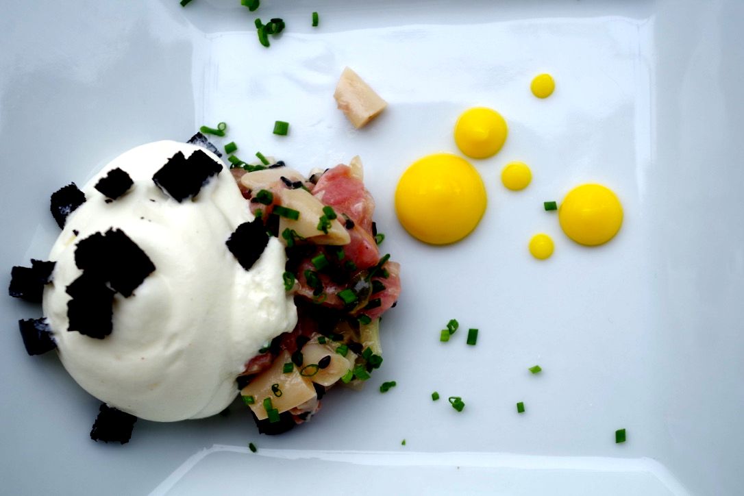 Tartare de noix de veau Herriko marinée au xérès, couteau, citron, fenouil, passion et spoom moutarde