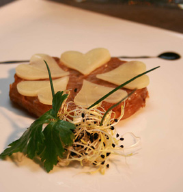 Tarte d’échalote ” façon tatin” et coeur d’Ossau-Iraty