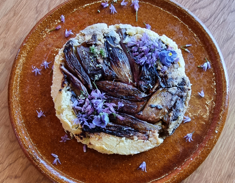 Tarte tatin aux Échalions du Poitou avec sa réduction au vin Charentais IGP