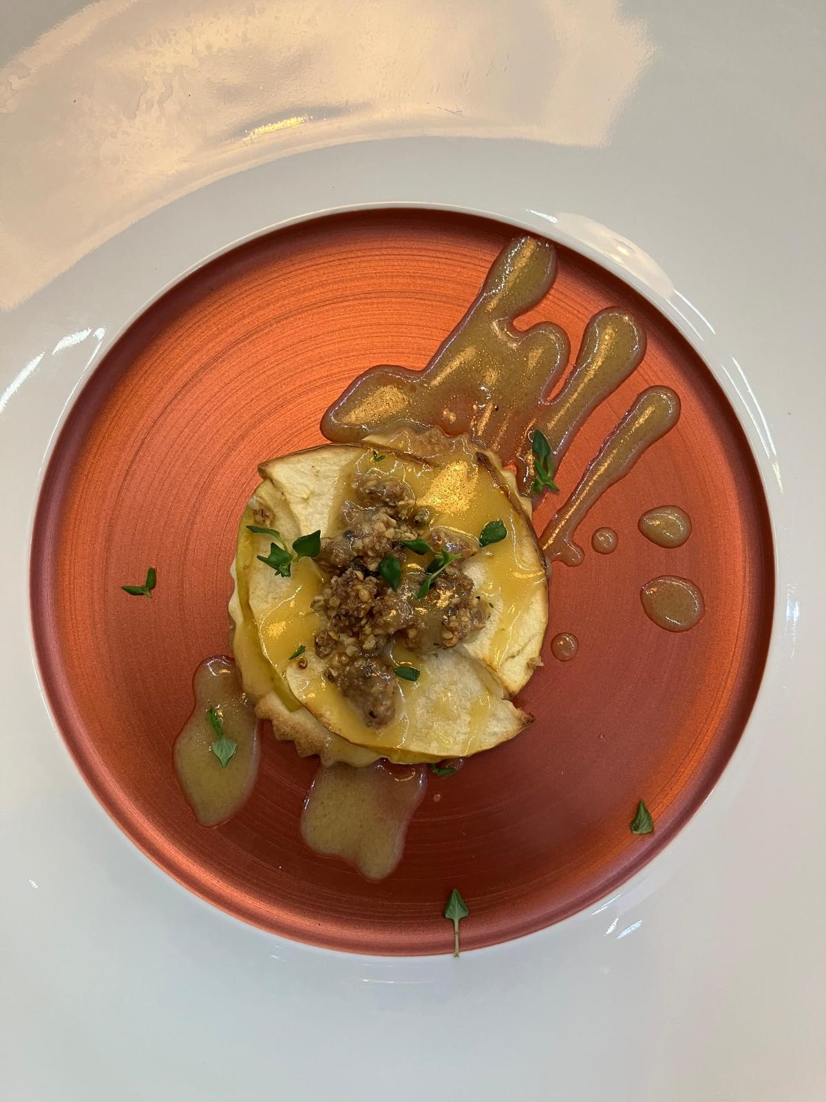 Tartelette aux Pommes du Limousin AOP caramélisées au Beurre Charentes Poitou AOP et crumble de Chanvre