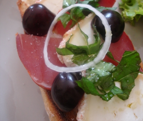 Tartine “Fêtes de Bayonne” au chèvre et aux cerises