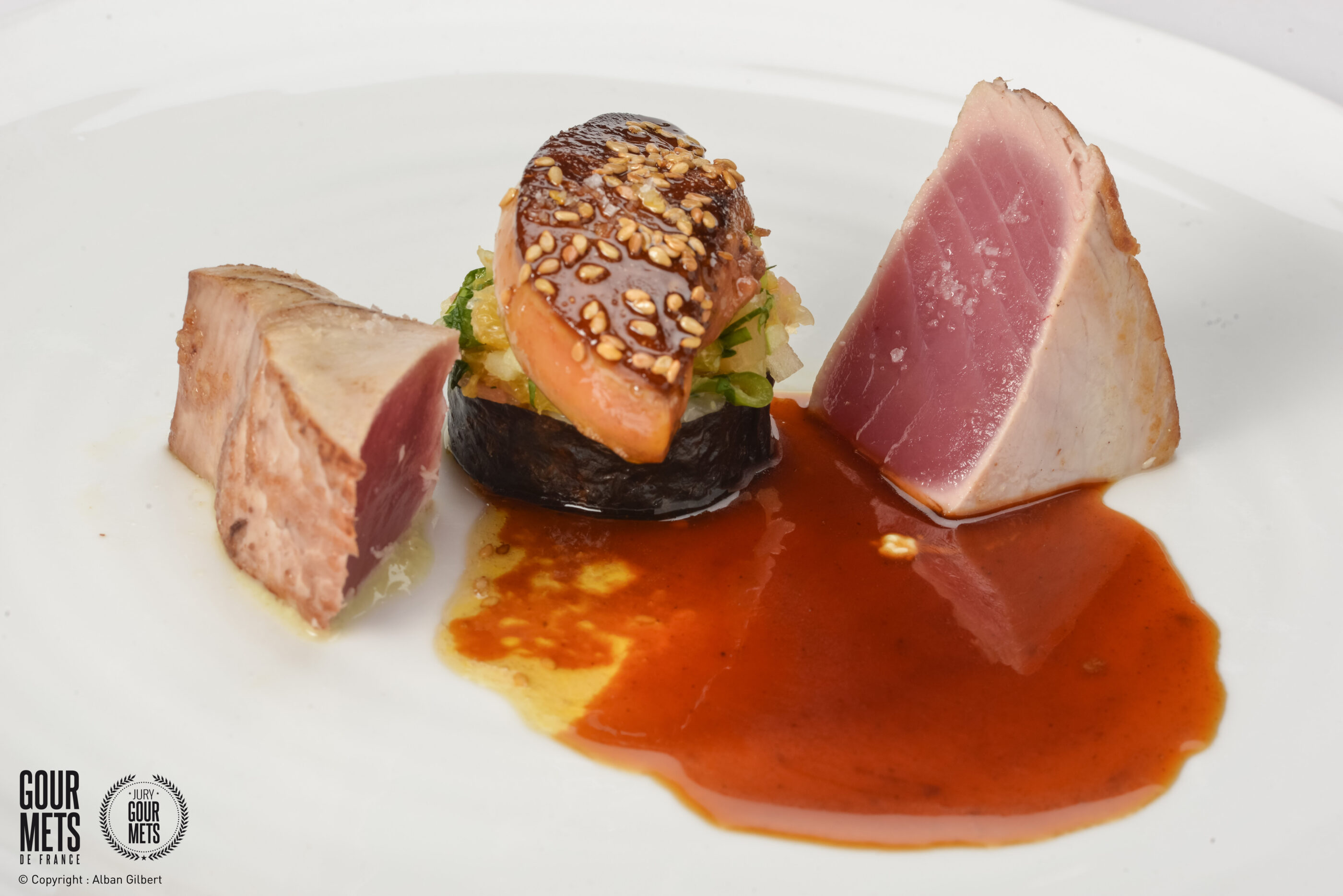 Thon rouge, Foie gras laqué aux épices et makis