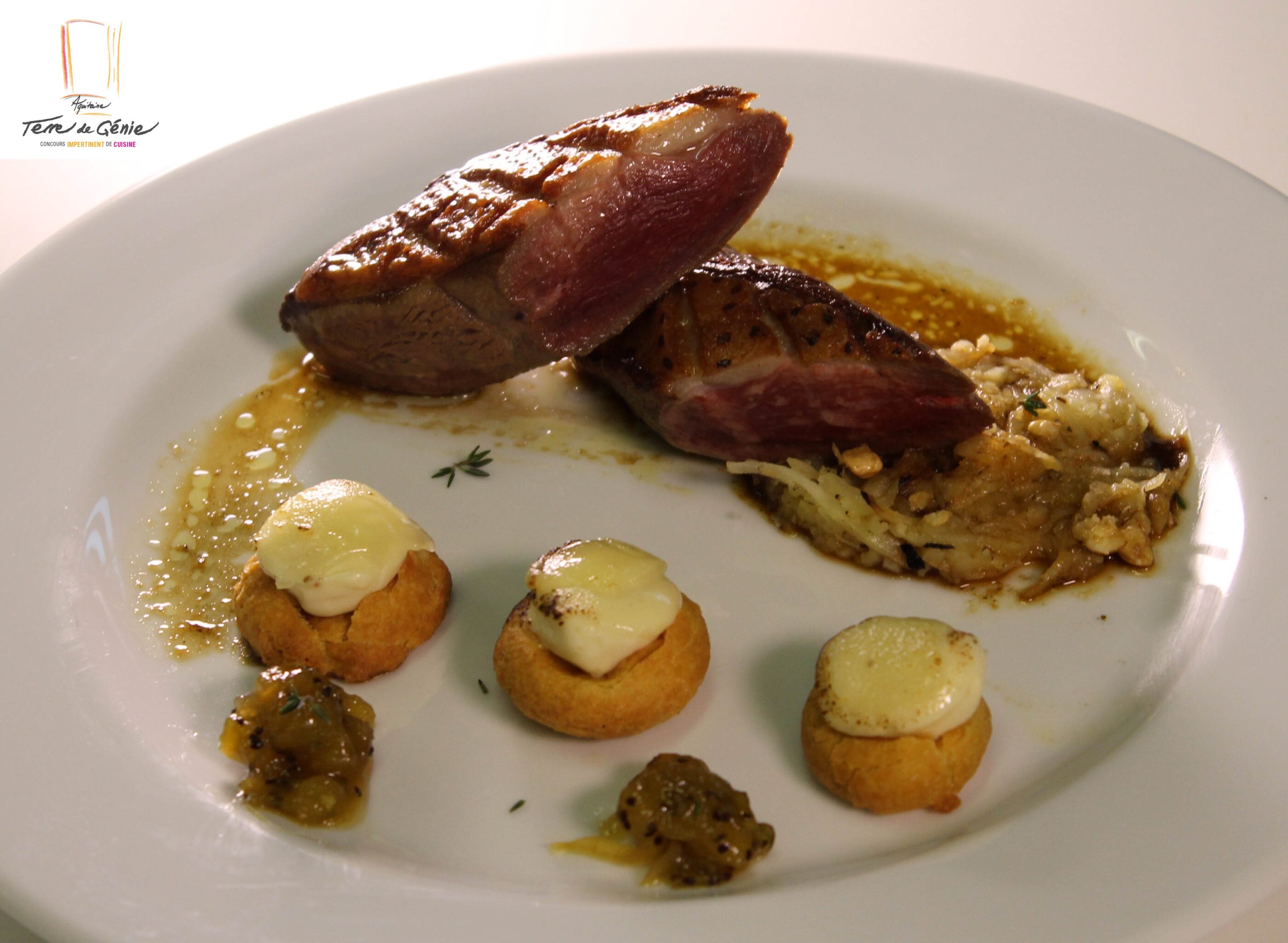 Tout feu tout flamme – Magret de canard fumé aux aiguilles de pin et au thym, puits d’amour à l’Ossau-Iraty et chutney de kiwi