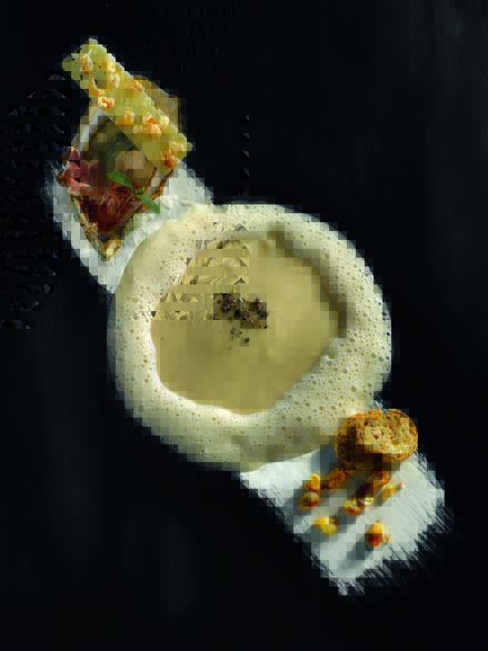 Velouté crémeux de haricots-maïs du Béarn, huîtres, jambon de pays, écume iodée, tuile pop-corn
