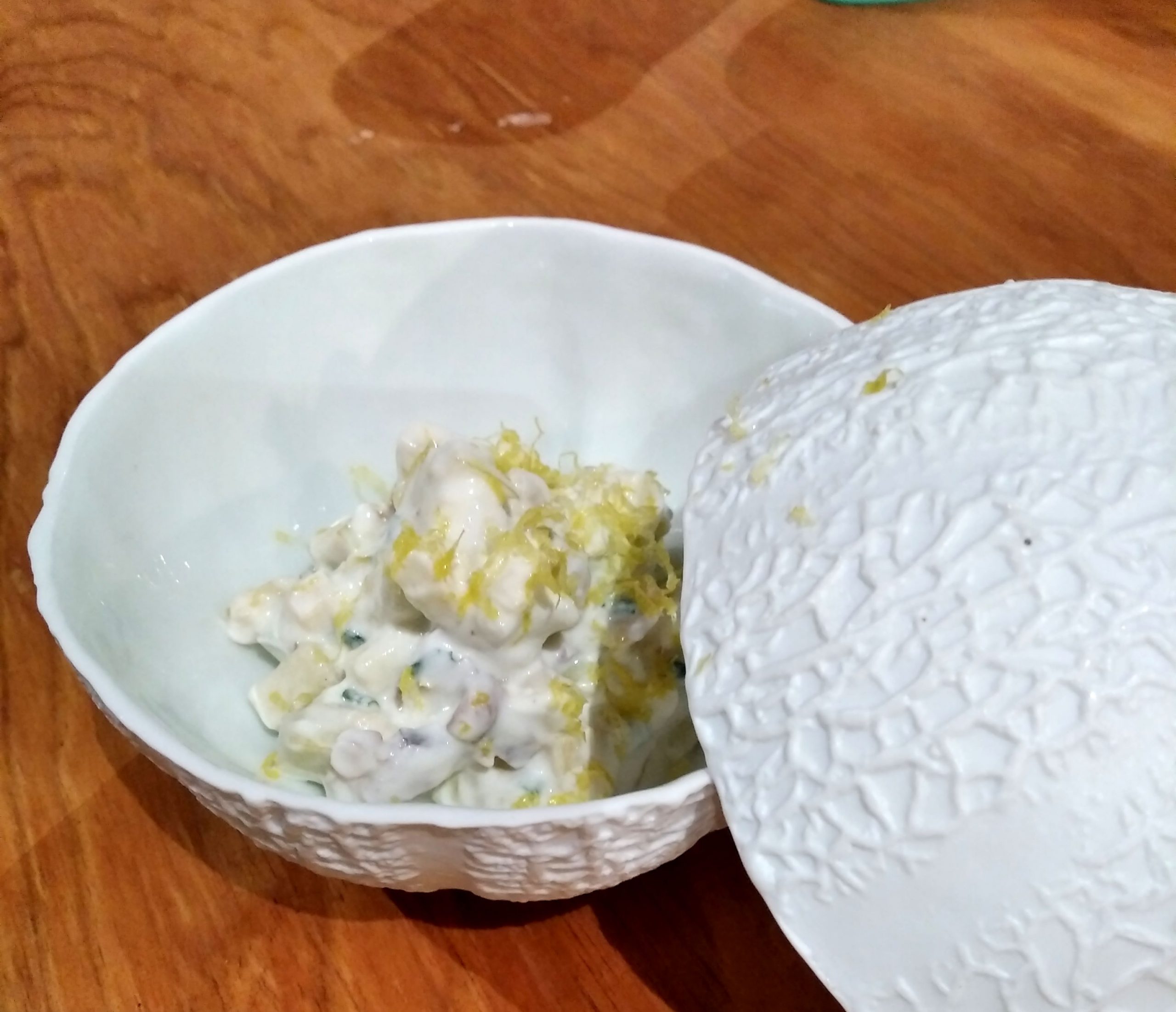 Verrine de compotée d’échalions du Poitou, pommes du Limousin AOP au curry, chantilly de cabécou du Périgord et crumble